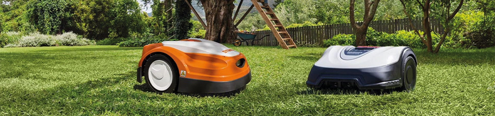 Header_Gartentechnik_Website.jpg Zwei Mähroboter auf einer Wiese