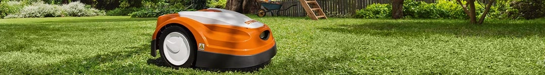 Mähroboter im Einsatz STIHL Rasenroboter beim mähen