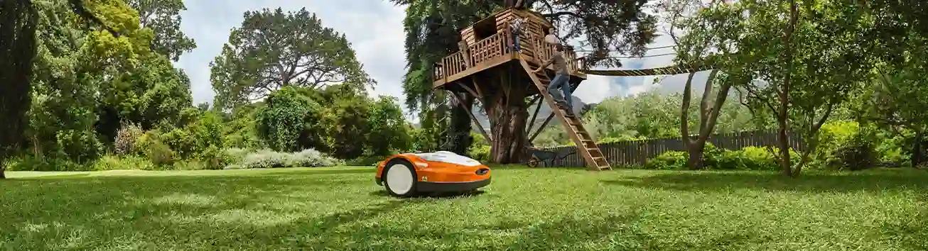 STIHL Mähroboter beim mähen auf einer Wiese