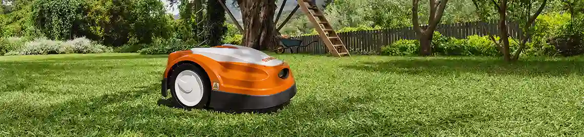 Mähroboter STIHL beim mähen 